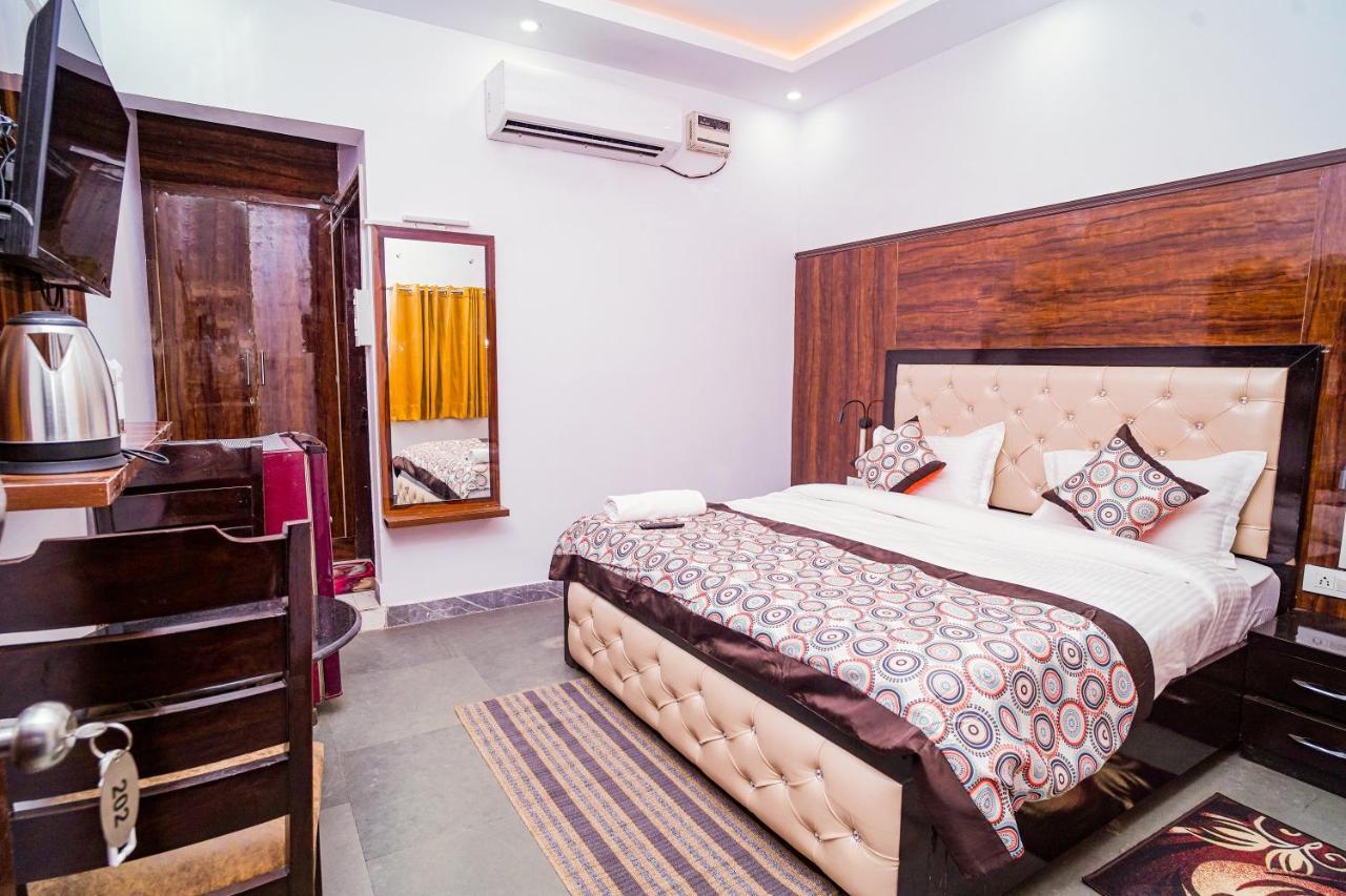Golden Residency Hotel New Delhi Bagian luar foto