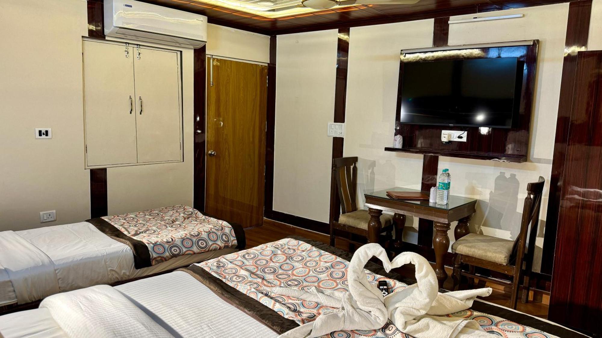 Golden Residency Hotel New Delhi Bagian luar foto