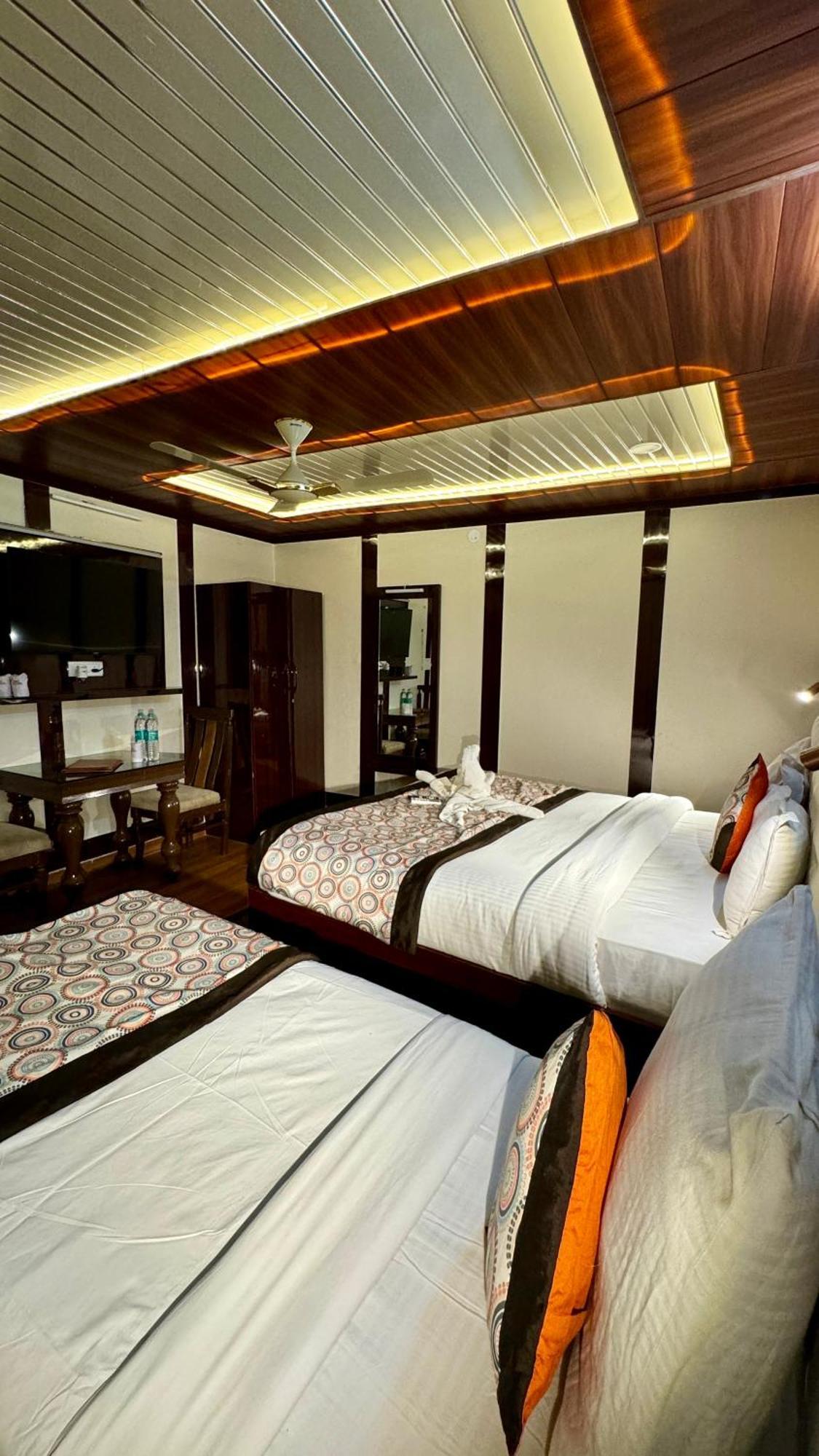 Golden Residency Hotel New Delhi Bagian luar foto